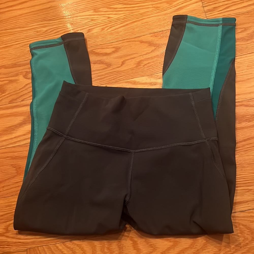Lululemon leggings Sz 6 - Picture 3 of 3